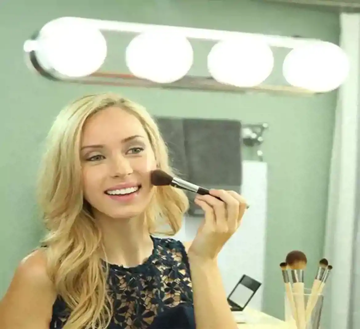 صورة مصباح جداري LED مع 4 لمبات