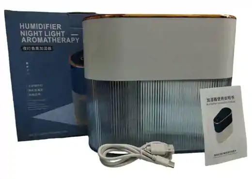 صورة مرطب مع ضوء ليلي