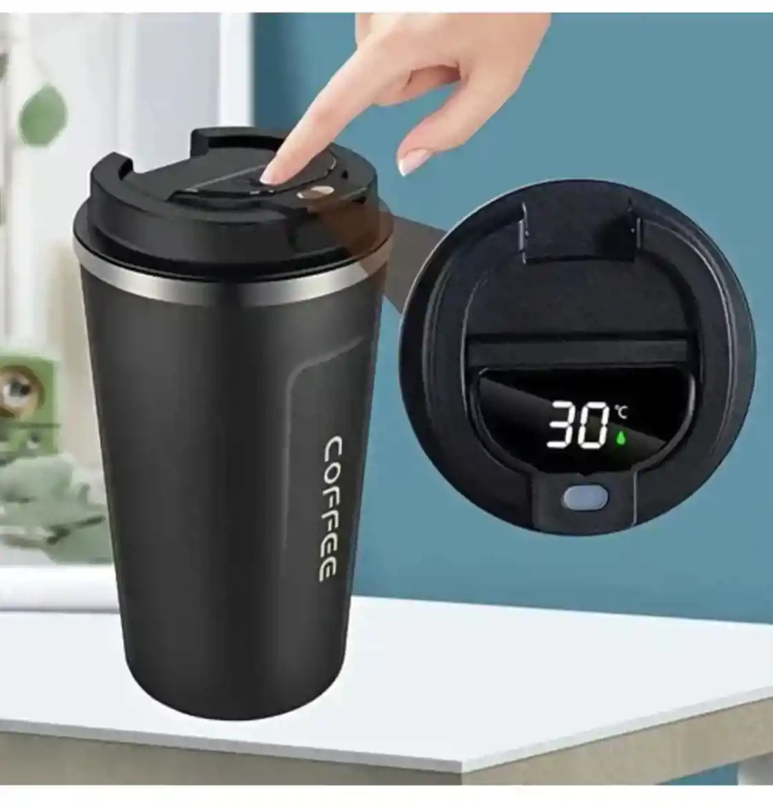 صورة كوب قهوة حراري مع شاشة عرض لدرجة الحراة 