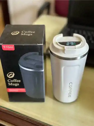 صورة كوب قهوة حراري مع شاشة عرض لدرجة الحراة 