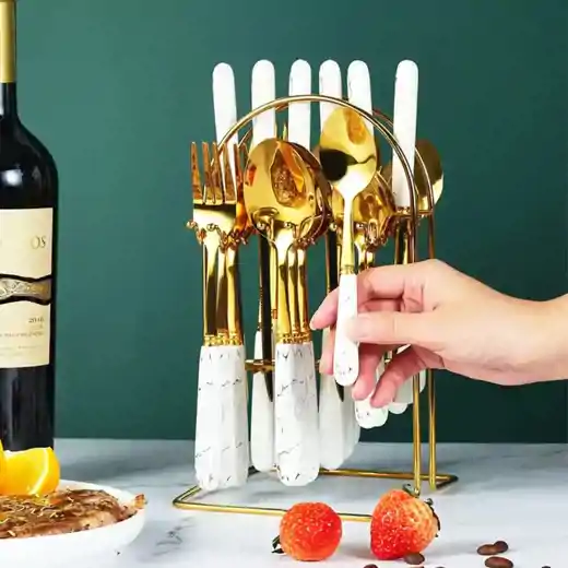 صورة طقم أدوات مائدة انيق يتميز بمقابض بيضاء رخامية (ملاعق شوكه سكين )